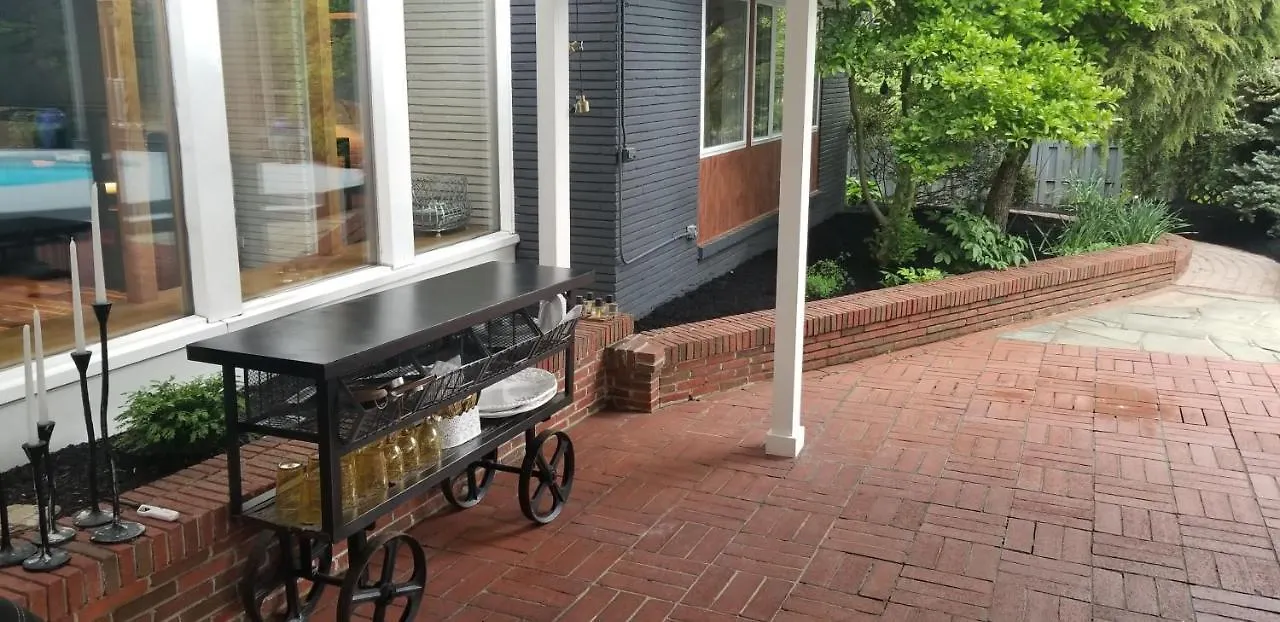 Spectacular Home In Middletown With Acres Of Privacy Louisville 0*,
