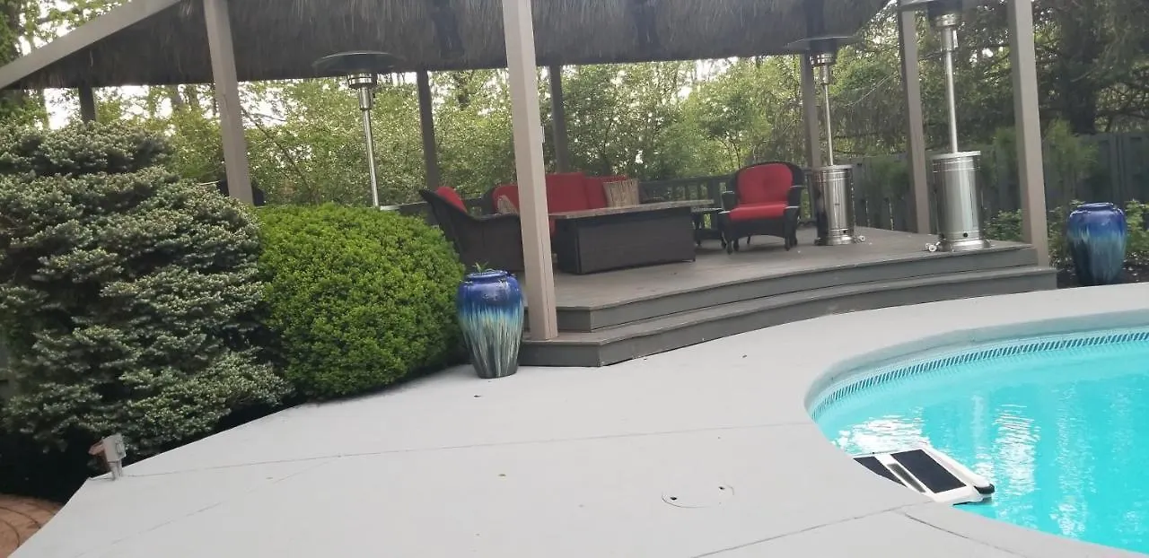 Spectacular Home In Middletown With Acres Of Privacyルイスビル 別荘