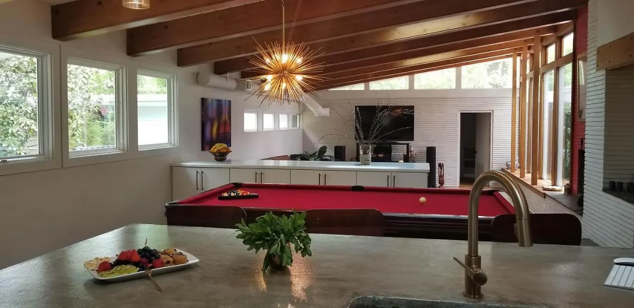 別荘 Spectacular Home In Middletown With Acres Of Privacyルイスビル