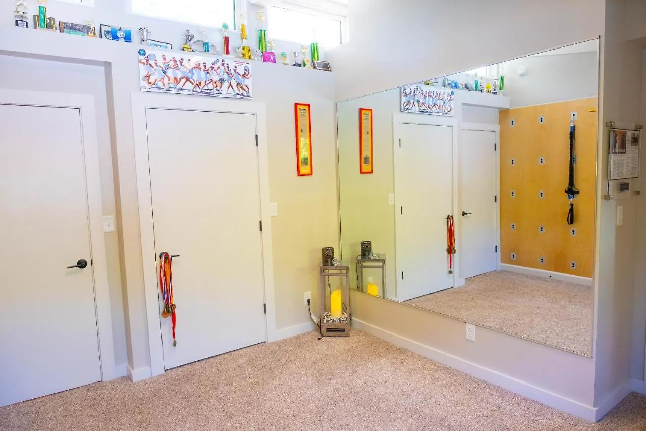 Spectacular Home In Middletown With Acres Of Privacyルイスビル 別荘 ルイスビル