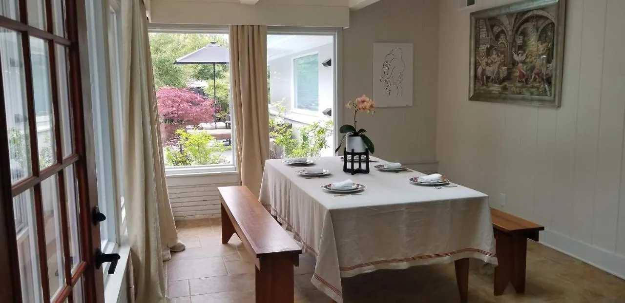 Spectacular Home In Middletown With Acres Of Privacyルイスビル 米国