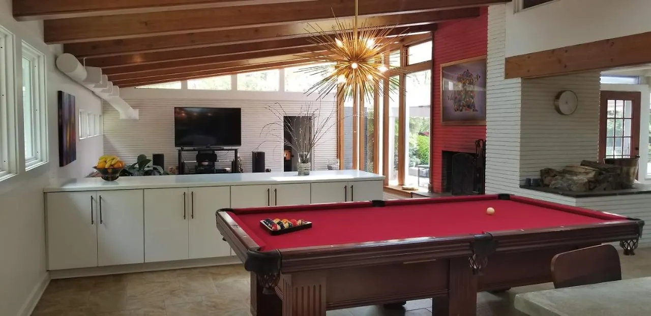 Spectacular Home In Middletown With Acres Of Privacyルイスビル ルイスビル