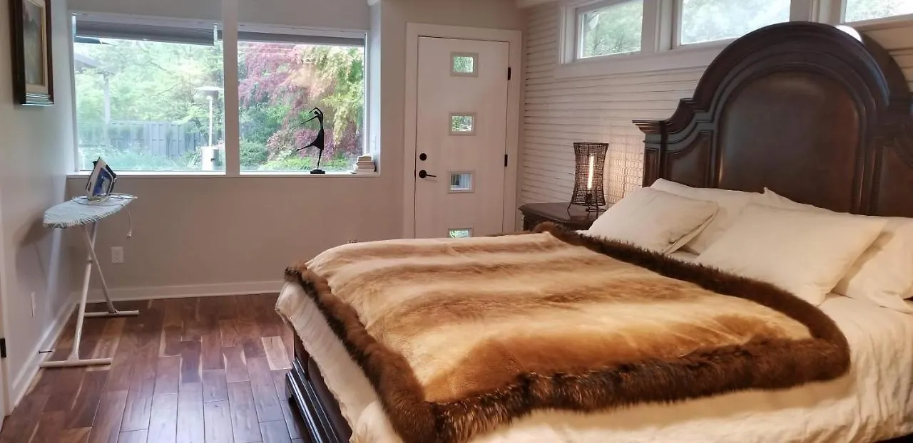 Spectacular Home In Middletown With Acres Of Privacyルイスビル