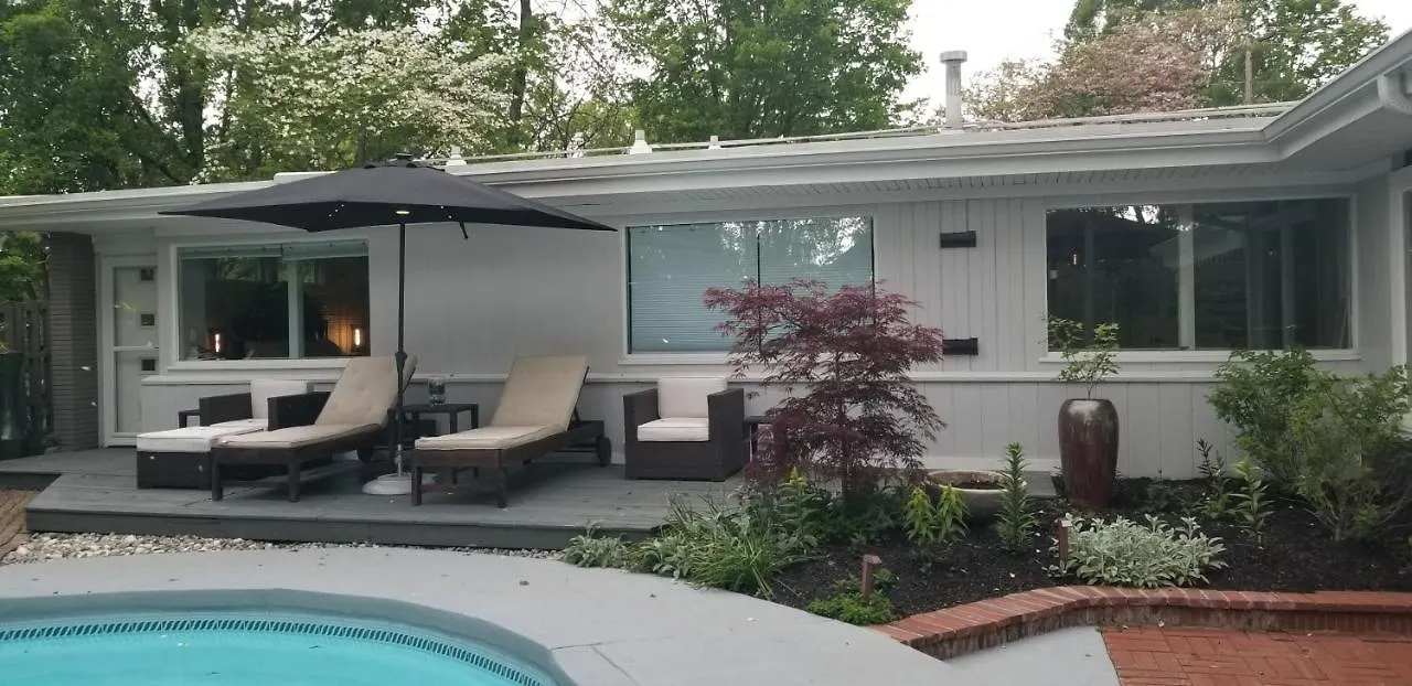 別荘 Spectacular Home In Middletown With Acres Of Privacyルイスビル