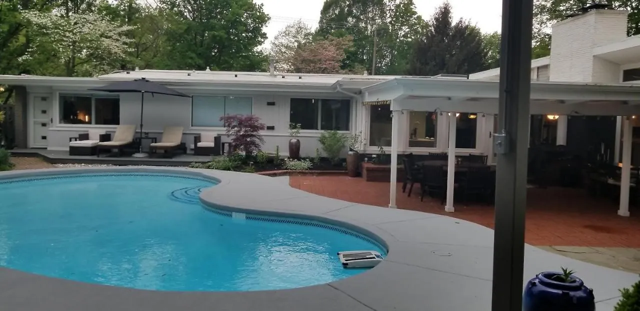 Spectacular Home In Middletown With Acres Of Privacyルイスビル